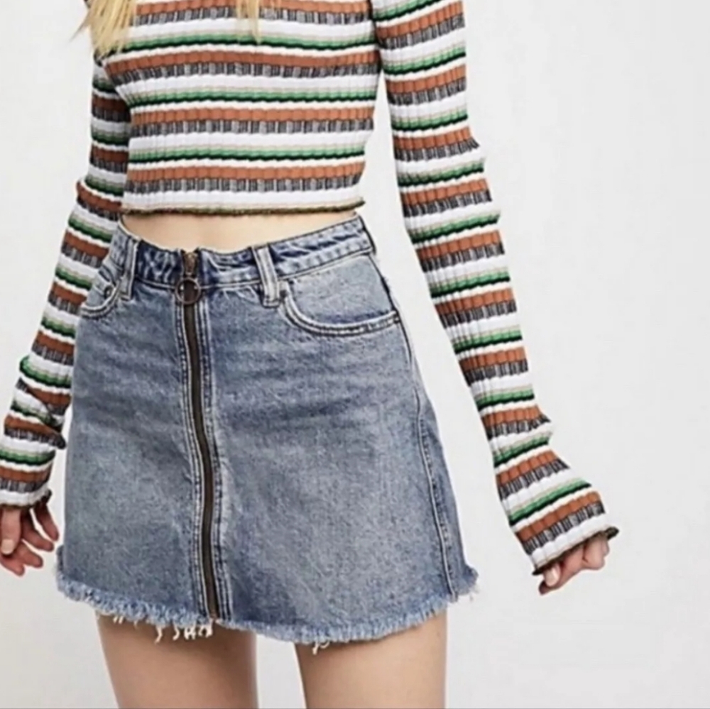 We The Free Zip It Up Denim Mini Skirt Size 28 Medium Wash Raw Hem Western